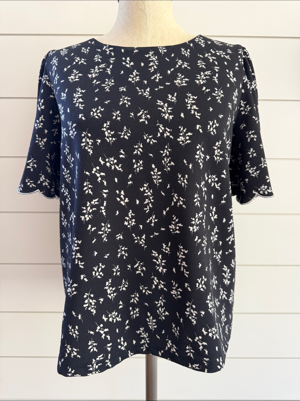 MELLODAY Black Floral Short-Sleeve Blouse with Scalloped Sleeves